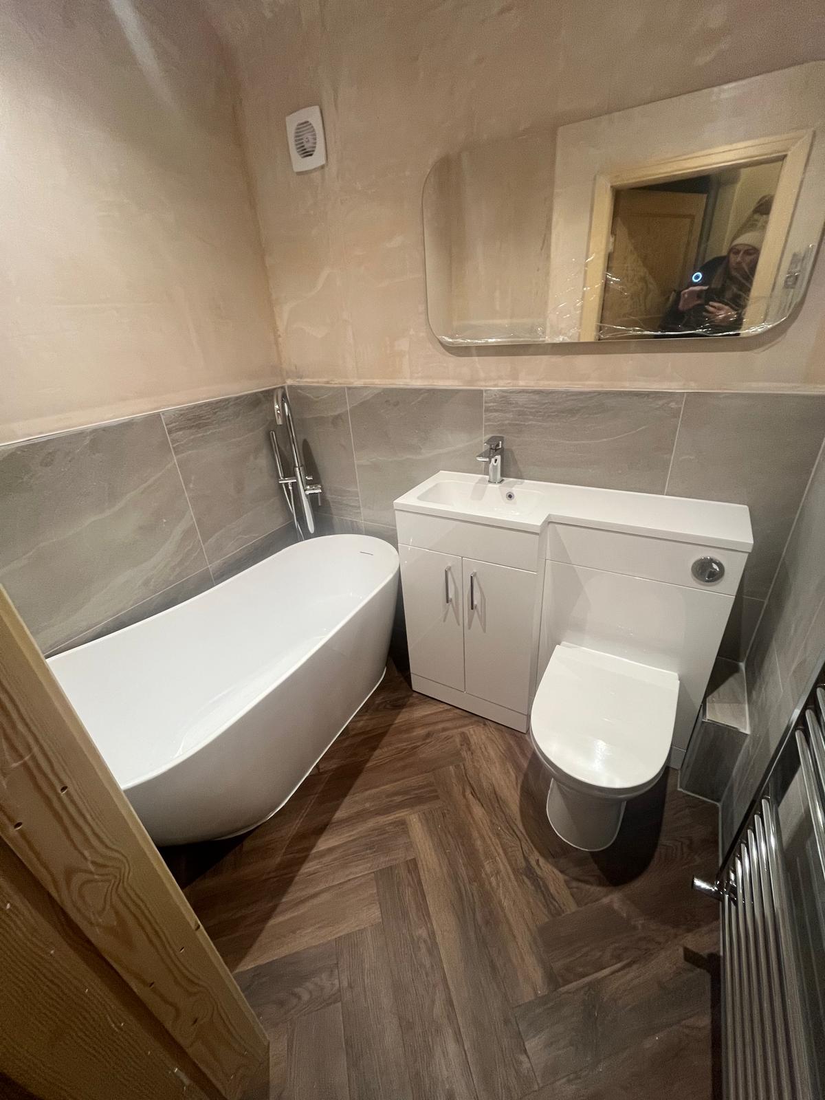 Practical fitted bathroom layout thumbnail